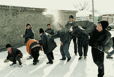 Das Leben geht weiter. Tschetschenien, Grosny, 2003.