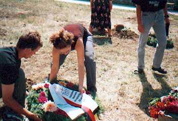 Deutsche Freiwillige bei der Arbeit auf dem deutschen Gefallenenfriedhof bei Rossoschka.